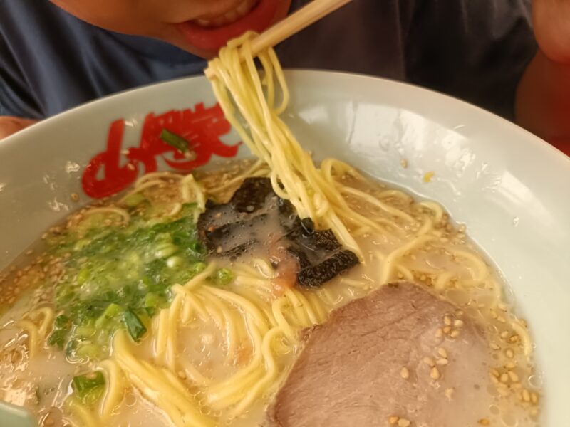 山岡家高松のあっさりとした豚骨スープに細い麺