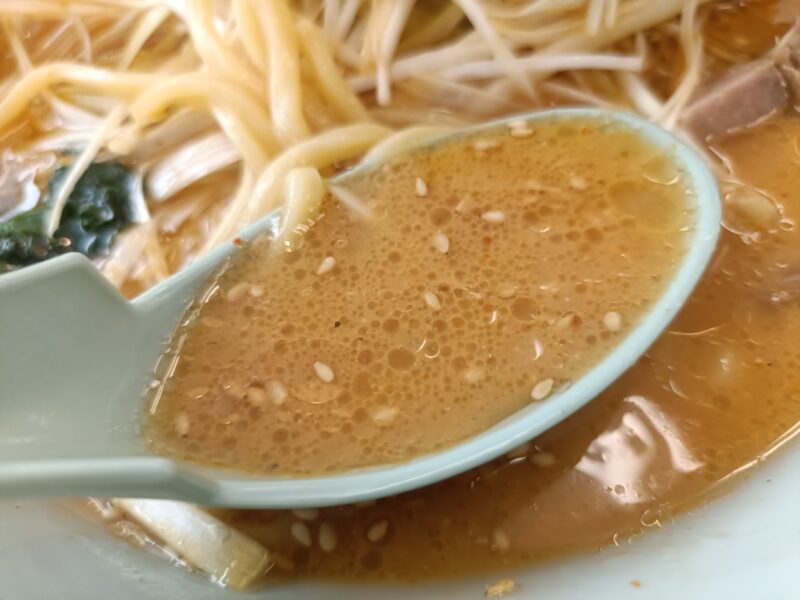 豚骨のコクと味噌の甘味が広がる山岡家高松の味噌ラーメンスープ