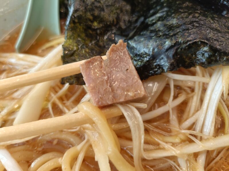 白髪ネギとコロっとカットされたチャーシューが入っている味噌ラーメン