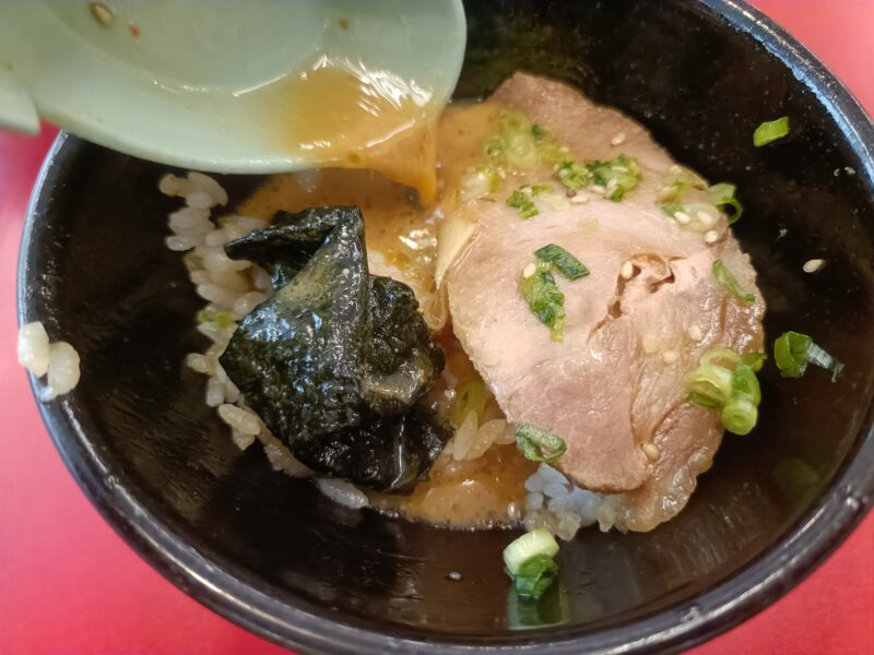 山岡家高松でチャーシュー丼に余ったスープに海苔をかけていただく