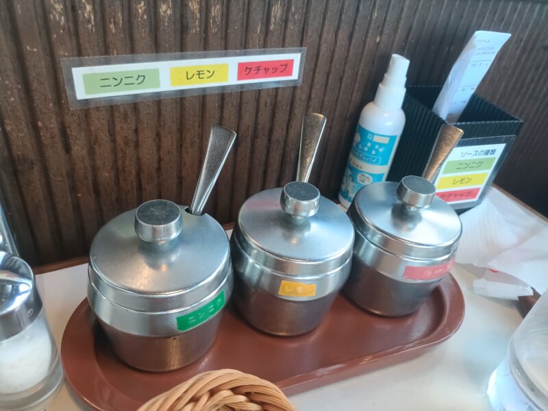 高知ステーキグルメ、やぽんすきの卓上にあるソース（ニンニクソース、レモンソース、ケチャップ）