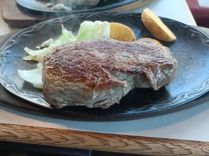 高知ステーキグルメ、やぽんすきの300gあるボンバーステーキ