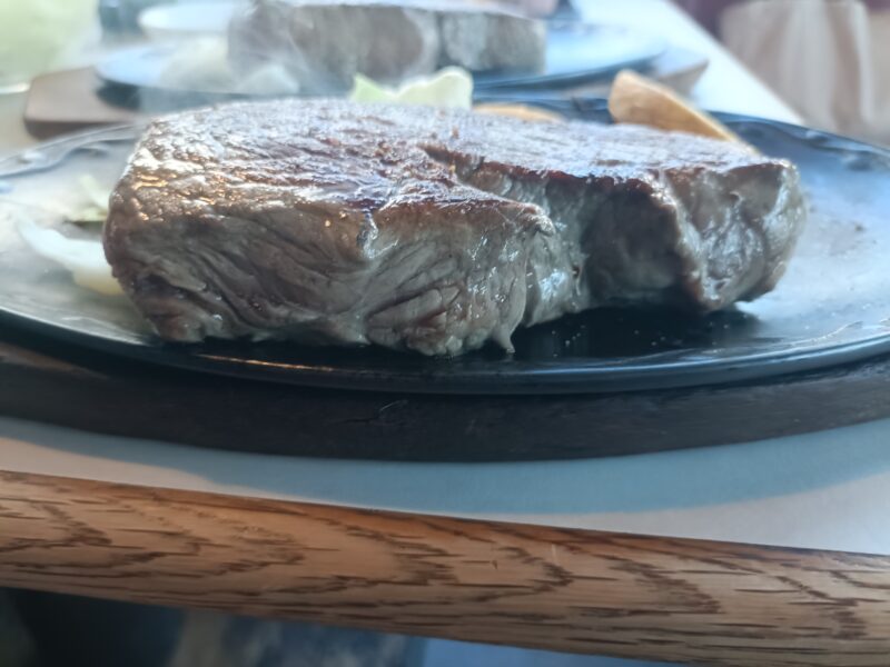 高知ステーキグルメ、やぽんすきの肉厚でしっとりした味わいのあるステーキ
